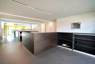 Dit multifunctioneel handelspand, dat naar eigen keuze kan ingericht worden, kan gebruikt worden voor verschillende doeleinden en beschikt over +-...