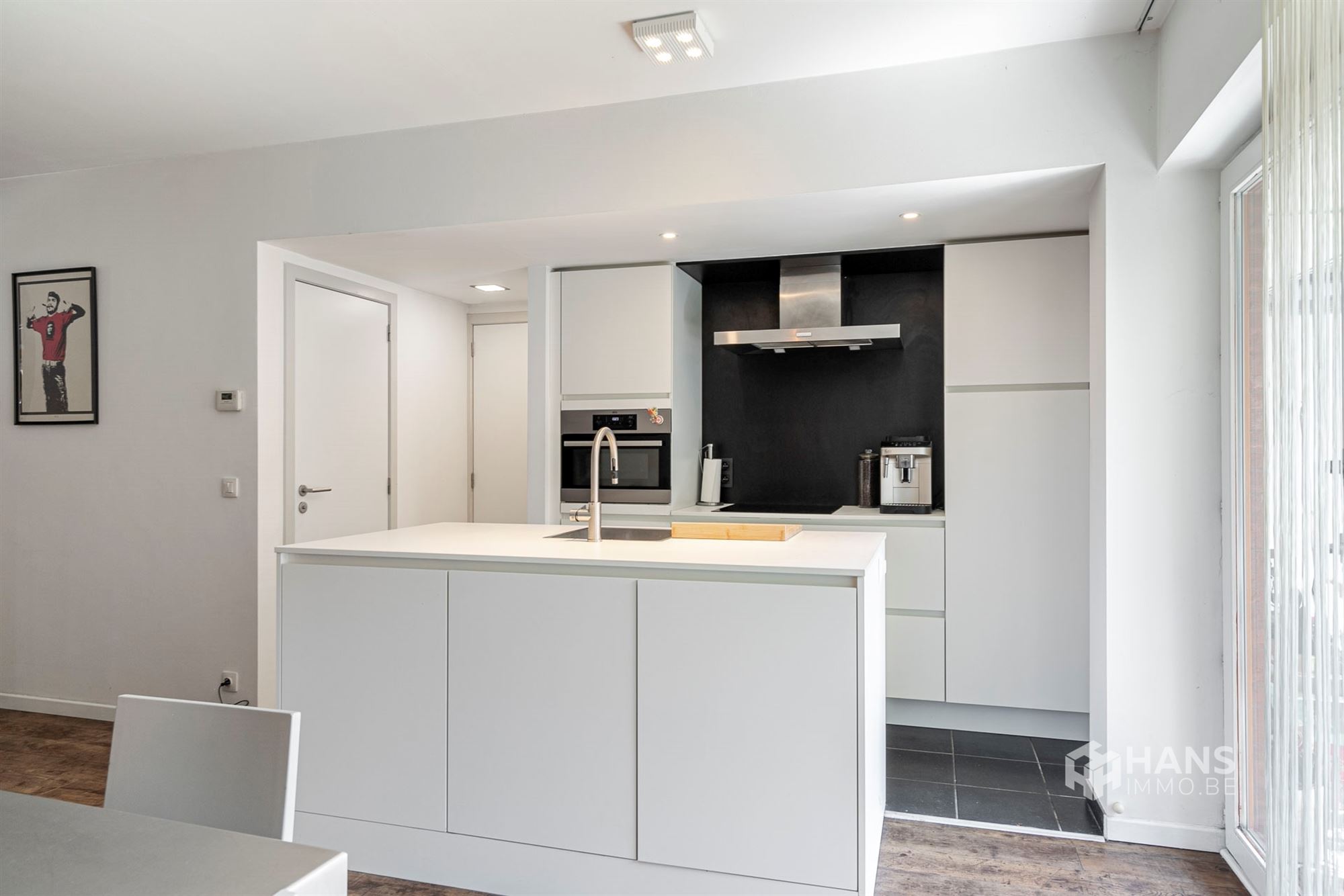 Instapklaar appartement (79 m²) met 2 slaapkamers, autostaanplaats en terras (10 m²) in Antwerpen (2000). - foto 4