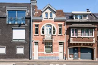 Ruime en uitstekend onderhouden authentieke woning uit 1925, gelegen in het hart van Kapellen. Deze karaktervolle gezinswoning combineert de charme van Art Deco en Art Nouveau met hedendaags wooncomfort en biedt een bewoonbare oppervlakte van ca. 157 m².De woning beschikt over 3 slaapkamers, met mogelijkheid tot een vierde slaapkamer, en 2 badkamers. De sfeervolle leefruimte ademt authenticiteit dankzij onder meer de aanwezige planchet en de karaktervolle elementen die eigen zijn aan de bouwperiode.Het authentieke karakter van de woning werd zorgvuldig gerespecteerd, terwijl het houten schrijnwerk met dubbele beglazing bijdraagt aan het hedendaagse wooncomfort.Ook praktisch is deze woning bijzonder compleet. Zo is er een afzonderlijke wasplaats, een binnenparking en werden op zolder reeds voorzieningen getroffen voor zonnepanelen en domotica. De woning wordt verwarmd via een gasketel uit 2019.Buiten geniet u van een aangename, oostelijk georiënteerde tuin en een ruim terras, waar u volop van de ochtendzon kunt genieten. De tuin biedt bovendien veel privacy, waardoor u hier in alle rust kunt ontspannen of gezellig tafelen met familie en vrienden.Dankzij de centrale ligging in Kapellen bevinden winkels, horeca, scholen en lokale voorzieningen zich op wandelafstand. Ook het openbaar vervoer is vlot bereikbaar, wat zorgt voor een uitstekende verbinding met de ruime omgeving.Een bijzonder verzorgde woning voor wie houdt van authentieke architectuur, karakter en comfort, zonder in te boeten aan een centrale ligging.Interesse? Neem contact met ons op voor meer informatie of om een bezoek in te plannen.Graag tot binnenkort bij Lefever Vastgoed in Kapellen.