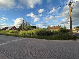<span>Rustig gelegen perceel bouwgrond voor open bebouwing met een oppervlakte van 925 m².</span><br /><br /><span>De bouwgrond heeft een straatbreedte van 23,63 meter. Kadaster sectie C nummer 85R5.</span><br /><span>Meer info en bouwvoorschriften op aanvraag.</span><br /><br /><span>Extra info: lot 1 I open bebouwing I infoplicht: Gvg, Wg, Vv, Gvkr, Gmo I Watertoets: P- score: D I G-score: onbekend.</span>