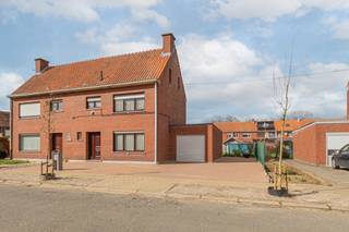<p>Deze te deels te renoveren halfopen bebouwing is gelegen op een centrale, maar toch rustige locatie en biedt heel wat potentieel.<br /><br />Bij binnenkomst betreedt u de inkomhal, die toegang geeft tot het gastentoilet, de kelder, de keuken en de woonkamer. De woonkamer bestaat uit een gezellige zithoek en een eetplaats, met aansluitend de keuken. Via de bijbouw bereikt u opnieuw de keuken, evenals een praktische wasplaats met doorgang naar de garage.<br />Achteraan de woning bevindt zich een lichtrijke veranda, waar u dankzij de grote raampartijen kan genieten van een overvloed aan natuurlijk licht.<br /><br />Op de eerste verdieping vindt u de badkamer en drie slaapkamers. Daarnaast is er de mogelijkheid om een ruime zolderkamer te creëren.<br />Buiten beschikt de woning over een ruime tuin met achteraan twee ateliers en een handige achteruitgang. Parkeren vormt geen enkel probleem dankzij de oprit met plaats voor maar liefst vier wagens, aangevuld met een garage.<br /><br />De woning is gelegen in Blaasveld, een aangename en groene woonomgeving op wandelafstand van het Broek. Scholen, winkels en andere voorzieningen bevinden zich eveneens vlakbij, wat het dagelijkse leven bijzonder comfortabel maakt. Bovendien geniet u van een vlotte bereikbaarheid richting Brussel en Antwerpen via de A12 en E19, en een goede verbinding met Mechelen en Sint-Niklaas via de N16.</p><p>Stedenbouwkundige inlichtingen: Gvg, Wg, Gmo, Gvkr, Gvv<br /><br />Meer info en documenten vindt u op www.malines-group.be.</p>