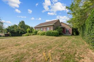 Ruime bungalow met 3 slaapkamers, zuidwestgerichte tuin & volledige kelder, op toplocatie nabij het centrum van Tielt.Op een perceel van 1.473 m²...