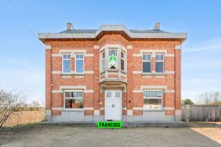 In het charmante en landelijke Welden, een deelgemeente van Oudenaarde, bevindt zich deze karaktervolle herenwoning met grote loods. De woning geniet van een zeer rustige ligging, terwijl belangrijke invalswegen richting Oudenaarde, Zingem en Zwalm zich op korte afstand bevinden. Hierdoor combineert u moeiteloos rust en bereikbaarheid.<br /><br />Bij het betreden van de woning ervaart u meteen de ruime indeling en het authentieke karakter. Op het gelijkvloers biedt de woning een eerste woonkamer, eventueel praktijkruimte of bureau, en een tweede woonkamer met aansluitend de keuken. Via de keuken kunnen we, via de veranda, naar de loods en bergplaatsen. Zo kan u steeds met droge voet richting de werkplaats. Verder is er op het gelijkvloers, in het woongedeelte, ook nog een gastentoilet. <br /><br />Op de eerste verdieping beschikt de woning over vier volwaardige slaapkamers en een grote badkamer. De badkamer is uitgerust met een douche, ligbad, toilet en badkamermeubel. <br /><br />Op de tweede verdieping is er de ruime zolderverdieping, te bereiken via een vaste trap, waar eenvoudig meerdere extra (slaap)kamers kunnen worden ingericht. Dit biedt tal van mogelijkheden voor grote gezinnen of wie extra ruimte wenst voor hobby etc. <br /><br />Buiten wordt u verrast door de uitzonderlijke ruimte en mogelijkheden. De eigendom omvat een ruime oprit die afgesloten is met een poort, alsook een grote loods met hoge poorten en diverse bijgebouwen, goed voor in totaal 260 m² extra ruimte. Ideaal voor zelfstandigen, opslag, hobby’s of het uitoefenen van een vrij beroep.<br /><br />Wenst u meer informatie of een bezoek? Neem dan snel contact via Ruben: 0479/60.36.94<br /><br />