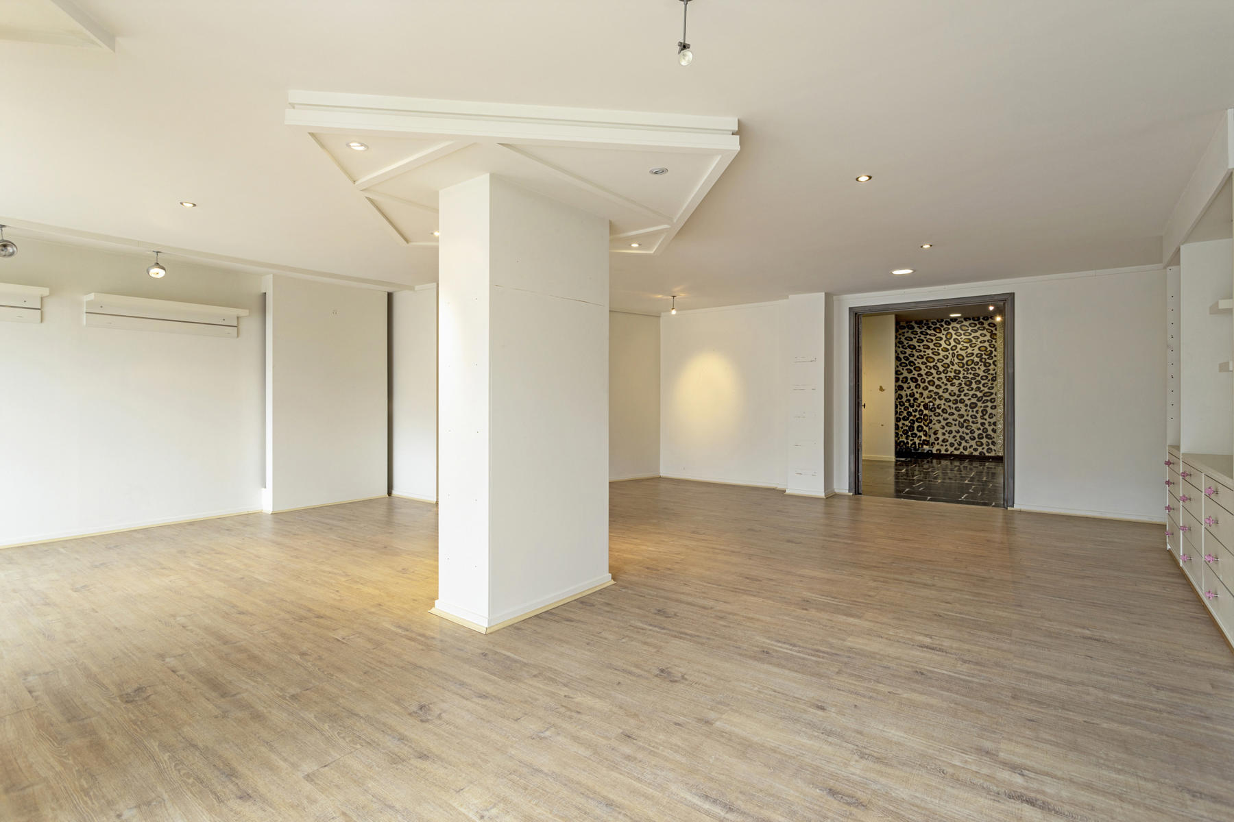 Local commercial de 109 m² au rez-de-chaussée avec cave - photo 4