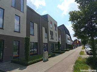 Appartement met 2 slaapkamers, zeer centraal gelegen vlakbij winkels en Het Gouden Kruispunt.<br />Dit appartement heeft volgende indeling: inkomhal, open leefruimte, berging/ wasplaats, keuken, terras, apart toilet, 2 slaapkamers en een badkamer met douche.<br />In de prijs is ook een autostaanplaats, kelderberging en gemeenschappelijke tuin inbegrepen.<br />Het appartement is gelegen aan een bushalte en verschillende winkels waaronder een bakker en apotheker, ook een school is om de hoek aanwezig. Voldoende parking voor bezoekers voor het gebouw!<br /><br />De gemeenschappelijke lasten bedragen 70€/ maand, hierin zit ook het onderhoud van de verwarmingsketel inbegrepen.<br />Vrij vanaf 15/12/2026