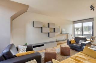 À la recherche d’un appartement spacieux, moderne et prêt à emménager, situé dans un excellent emplacement ?<br />Ce magnifique appartement de 3 chambres, situé au dernier étage d’un immeuble récent (2012), combine confort, luminosité et efficacité énergétique (PEB label B).<br /><br />Grâce à l’ascenseur, vous accédez au hall d’entrée avec toilette séparée. Vous découvrez ensuite le vaste séjour baigné de lumière naturelle grâce aux grandes baies vitrées, qui donnent accès à une agréable terrasse. Dans le prolongement se trouve la cuisine ouverte, pratique et élégamment aménagée, idéale pour des moments conviviaux.<br />Le hall de nuit mène à une buanderie pratique, trois chambres spacieuses ainsi qu’à une salle de bains équipée de tout le confort nécessaire.<br /><br />Construit en 2012, cet appartement est particulièrement économe en énergie, comme en témoigne son label PEB B. Grâce à l’utilisation de vitrages acoustiques isolants, vous bénéficiez d’un confort de vie optimal et de tranquillité, même dans un environnement animé. Situé au dernier étage et accessible par ascenseur, l’appartement offre une impression unique d’espace et d’intimité. Les pièces de vie et les chambres profitent d’une belle luminosité, tandis que la terrasse constitue un espace extérieur agréable pour se détendre.<br /><br />Un atout supplémentaire : l’appartement est vendu entièrement meublé, ce qui vous permet d’emménager immédiatement, sans souci ni frais supplémentaires. L’emplacement est également une réelle valeur ajoutée : à distance de marche, vous trouverez de nombreux commerces de proximité, des restaurants et cafés conviviaux, des écoles et les transports en commun. Vous vivez ici au centre, avec toutes les commodités à portée de main.<br /><br />Une place de parking souterraine est associée à l’appartement et doit obligatoirement être acquise au prix de 30.000 €.<br /><br />📍 Informations urbanistiques : en cours de demande.<br /><br />Êtes-vous curieux de découvrir ce spacieux appartement économe en énergie ?<br /><br />Contactez dès aujourd’hui Nils via dilbeek@weinvest.be pour plus d’informations ou pour organiser une visite.