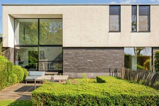 Op een ruim perceel van maar liefst 2266 m2 bevindt zich deze stijlvolle, moderne villa met een indrukwekkende bewoonbare oppervlakte van 325 m². Het betreft een (ver)nieuwbouw uit 2017, waarbij een stijlvolle, moderne villa werd gerealiseerd met hedendaags wooncomfort (EPC B) en een uitzonderlijk ruimtegevoel.Bij het betreden van de woning verwelkomt een ruime inkomhal u in een lichtrijk &amp; open leefgedeelte. De prachtige leefruimte met volledig geïnstalleerde open keuken, vloerverwarming &amp; een indrukwekkende plafondhoogte vormt het absolute hart van de woning. De gezellige zithoek met houthaard zorgt voor extra sfeer en warmte.Met maar liefst 6 slaapkamers, 2 badkamers &amp; een douchekamer, biedt deze woning een zee aan ruimte voor een groot gezin, thuiswerk of het ontvangen van gasten. Ook buiten is het volop genieten! De prachtige, groene tuin vormt een oase van rust en privacy, met alle ruimte om te ontspannen en van het buitenleven te genieten. Vooraan beschikt de woning bovendien over een praktische carport voor twee wagens en extra berging.De oprit en toegang tot de woning dienen nog verder aangelegd en afgewerkt te worden, wat de toekomstige eigenaar de mogelijkheid biedt om deze volledig naar eigen smaak en wensen aan te leggen.Mogelijkheid om aanpalend perceel bouwgrond mee aan te kopen.Een unieke combinatie van ruimte, architectuur, energiezuinigheid &amp; een schitterende groene omgeving.Graag een bezoek? contacteer me op: Caroline@immobeguin.be
