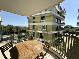 Wonen aan het water, met alles dichtbij.<br /><br />Dit instapklare 1-slaapkamerappartement uit 2023 combineert modern wooncomfort met een rustige ligging aan de Rupel. Gelegen op de 2de verdieping biedt het 73,6 m² woonoppervlakte, een terras van 10,2 m² en grote raampartijen die zorgen voor veel licht en een open gevoel. Bovendien is er ook een privatieve kelderberging van 4 m².<br /><br />De ligging is ideaal: rustig aan het water, maar op wandelafstand van het centrum van Boom, gezellige horeca en recreatiedomein De Schorre. Antwerpen, Brussel en Mechelen zijn vlot bereikbaar in ca. 20 minuten, met een snelle aansluiting op de A12 en E19.<br /><br />De lichtrijke leefruimte sluit mooi aan op het ruime terras met zicht op de omgeving en de Rupel. Verder beschikt het appartement over een ruime slaapkamer, moderne badkamer en kwalitatieve keuken. Alles is uitstekend onderhouden en instapklaar. <br /><br />Ook energetisch scoort dit appartement sterk. Als BEN-woning met EPC-label A beschikt het over vloerverwarming, eigen zonnepanelen en ventilatie type D. Goed voor aangenaam wooncomfort én een lage energiekost.<br /><br />Een extra troef als investering: dankzij de nabijheid van De Schorre is het appartement interessant voor verhuur tijdens de twee Tomorrowland-weekends.<br /><br />Belangrijk om weten: er is een ondergrondse autostaanplaats, die verplicht bij aan te kopen is voor €25.000.<br /><br />De algemene voorwaarden van Dewaele DIY kunt u steeds raadplegen via dewaele.com.<br /><br />Bestuursmaatregelen in het maatregelenregister: in aanvraag
