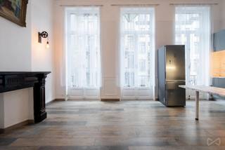 Tel : 0456 79 45 19 / E-mail : sophia.vanhove@weinvest.be<br /><br />We Invest biedt u exclusief dit mooie appartement aan, gelegen aan de Congresstraat 52 in Brussel, in een karaktervol gebouw met een typische Brusselse architectuur uit het begin van de 20e eeuw.<br /><br />Het appartement bevindt zich op de eerste verdieping en valt op door de indrukwekkende plafondhoogte van meer dan 4 meter. Het bestaat uit een inkomhal, een volledig uitgeruste keuken, een aangename woonkamer met een zuidgericht balkon, een ruime slaapkamer en een doucheruimte met douche en toilet.<br />Dankzij de ideale ligging, vlak bij het openbaar vervoer en alle voorzieningen, geniet u hier van een aangename woonomgeving in het hart van Brussel.<br /><br />Huurprijs: € 1.350/maand<br />Kosten: € 75/maand (privéverbruik van koud water en onderhoud van de gemeenschappelijke delen).<br /><br />EPC: E<br /><br />Onmiddellijk beschikbaar.<br />Minimale huurtermijn: 2 jaar.<br /><br />Mis deze kans niet!<br /><br />Ontdek meer exclusieve panden op www.weinvest.be