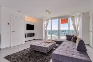 Deze penthouse bevindt zich in het kloppend hart van Koksijde , op wandelafstand van zee en winkels . Het appartement biedt u een inkomhal , ruime leefruimte voorzien van een gashaard met open keuken , een berging , gastentoilet , 2 slaapkamers afgewerkt met inbouwkasten , badkamer met inloopdouche en een apart toilet . Vanuit iedere ruimte heeft u toegang tot de terrassen , 1 zuidgericht terras met jacuzzi en een noordgericht terras waarop u kan genieten van de avondzon . Mogelijkheid tot aankoop van een garage in het gebouw ( op verdieping -2 )