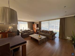 CHARMANTE WITTE BUNGALOW OP TOPLOCATIE IN KRUIBEKE Op zoek naar een gezellige, instapklare woning op een centrale ligging?Deze charmante witte...