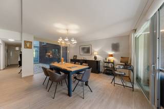 Ruim appartement te centrum Waregem nabij alles wat men nodig heeft, op wandelafstand van winkels, scholen en openbaar vervoer.Indeling: inkomhal met...