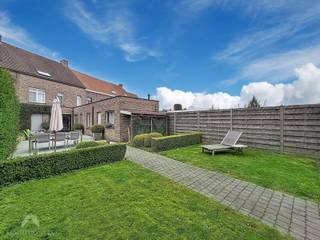 Instapklare woning nabij het centrum bestaande uit een inkomhal, gezellige leefruimte met eet-en zithoek, polyvalente ruimte, uitgeruste...