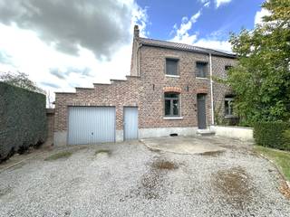 <p>Deze huurwoning vinden we terug langs de verbindingsweg Tongeren-Hoeselt, tussen Werm en Henis.<br />Door haar centrale ligging bereik je op slechts 10 min. zowel het centrum van Tongeren alsook Hoeselt. Ook de autostrade E313 is goed bereikbaar (5 km). In de nabije omgeving vinden we diverse KMO's terug waaronder B&amp;B De Tommen, Traiteur MAS, sterrenrestaurant &quot;Alter&quot;, Sané Thermen, etc. Natuurliefhebbers kunnen zich dan weer uitleven in de fiets- en wandelroutes in de omgeving, bv. startpunt &quot;Kluis van Vrijhern&quot;, het Wijngaerdbos... </p>
<p><strong>INDELING:</strong></p>
<p><strong><u>Gelijkvloers:</u></strong> via de inkomhal (ook toegang tot de kelder) kan u de woonkamer betreden. De keuken is uitgerust met een koelkast, oven, microgolfoven, inductiekookplaat, dampkap en spoelbak. De keukentafel blijft aanwezig. De keuken biedt toegang tot een 2de kamer die kan gebruikt worden als eetkamer, bureauruimte of extra slaapkamer. De badkamer is voorzien van een ligbad (kan ook als douche gebruikt worden), lavabo in meubel en de aansluiting voor de wasmachine/droogkast. Achteraan is er toegang tot het terras.</p>
<p><strong><u>Eerste verdieping</u></strong>: via een trap gaat men naar de ruime slaapkamer boven. Deze is voorzien van rolluiken.</p>
<p><strong><u>Exterieur</u></strong>: de woning beschikt over een voortuin, een kelder, een garage en een terras achteraan.</p>
<p>Daarenboven beschikt dit huis over 3 <strong>airco</strong>-units, <strong>zonnepanelen</strong> en over conforme elektriciteit.</p>
<p><strong>Vrij vanaf 1 september 2026. </strong>Provisie jaarlijks onderhoud C.V., onderhoud tuin (gras bemesten, afrijden, onkruid sproeien, hagen snoeien,...) en bijdrage brandverzekering huurder bedraagt 65 EUR per maand.</p>