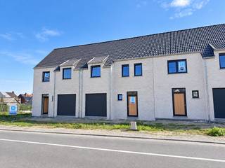 Op wandelafstand van de markt van Pittem transformeren we een voormalige tuinbouwsite tot een moderne, autoluwe woonbuurt met 21 energiezuinige woningen. Langs de Koffiestraat worden 8 woningen gerealiseerd, elk voorzien van een inpandige garage. Achterliggend worden 13 woningen gebouwd voorzien van een carport met de nodige voorzieningen voor elektrisch laden. Wat dit project extra bijzonder maakt, is de gemeenschappelijke groenzone met een rustige verbinding voor fietsers en wandelaars.<br /><br /><strong>Indeling van de woningen:</strong><br />Gelijkvloers: een inkomhal met gastentoilet, ruime en lichtrijke leefruimte met open keuken en een inpandige garage.<br />Verdiep: een nachthal met apart toilet, 3 volwaardige slaapkamers, badkamer met ligbad, inloopdouche en dubbel lavabomeubel. <br />Zolder: te bereiken via het zolderluik. <br /><br /><strong>Troeven van deze woningen:</strong>
<ul>
	<li>Verlaagd btw-tarief van 6% voor afbraak en heropbouw (indien je aan de voorwaarden voldoet)</li>
	<li>Tuinaanleg inbegrepen</li>
	<li>Zuid gerichte tuinen</li>
	<li>Vloerverwarming op het gelijkvloers in combinatie met lucht/water warmtepomp</li>
	<li>Regenwaterput van 7.500 liter aangesloten op toiletten, wasmachine en buitenkraan</li>
	<li>Mogelijkheid tot aankopen van een extra private parkeerplaats </li>
	<li>Elektrische garagepoort </li>
</ul>
Of je nu op zoek bent naar een eerste woning, een gezinsvriendelijke thuis of een slimme investering: dit project combineert ligging, duurzaamheid en woonkwaliteit op een unieke manier.<br />Contacteer ons vandaag nog voor meer informatie of een afspraak op ons kantoor te Roeselare. 
