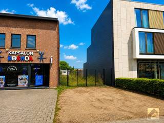 <p><span>Bouwgrond voor handelshuis met woonst in het centrum van St.-Antonius</span></p><p><span>Deze centraal gelegen bouwgrond heeft een perceelbreedte van circa 6 meter en een diepte van ongeveer 50 meter.</span></p><p><span>Volgens de geldende stedenbouwkundige voorschriften kan hier een handelshuis met bovenliggende woonst worden gerealiseerd. Hierdoor is dit perceel bijzonder interessant voor zelfstandigen, vrije beroepen of ondernemers die wonen en werken willen combineren op één locatie.</span></p><p><span>Dankzij de commerciële ligging geniet het perceel van een uitstekende zichtbaarheid en een vlotte bereikbaarheid.</span></p><p><span>Wenst u meer informatie over de bouwmogelijkheden, de stedenbouwkundige voorschriften of de financiële haalbaarheid van uw project? Neem gerust contact op. Wij bezorgen u graag alle beschikbare informatie en bespreken samen de mogelijkheden.</span></p>