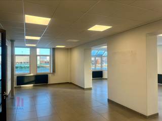 Het lichtrijke kantoor van 270 m² te huur, gelegen op het gelijksvloers, is voorzien van alle hedendaagse voorzieningen zoals, airco,...