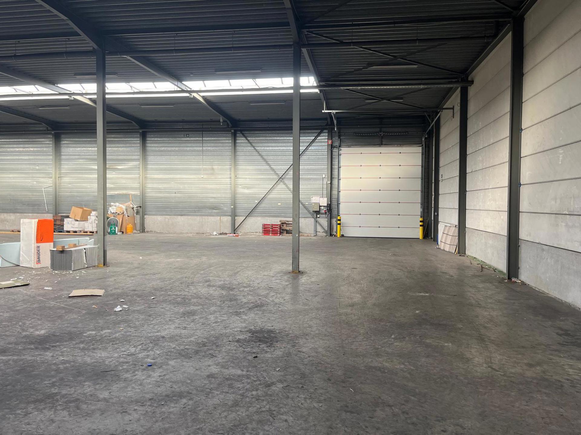 Magazijn ca.2.700m² met los- en laadzone te Merksem. - foto 4