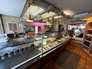 Een te renoveren opbrengsteigendom bestaande uit een commercieel gelijkvloers(heden beenhouwerij) en 2 appartementen (waarvan één duplex) zeer goede...