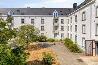 Welkom in de historische Dossin Kazerne in Mechelen!<br /><br />Dit uniek appartement combineert karaktervol erfgoed en authentieke elementen met hedendaags comfort. In het appartement zijn maar liefst 4 slaapkamers, 2 badkamers aanwezig en de mogelijkheid tot het inrichten van een volledig extra verdiep. Gelegen op een uitzonderlijke en centrale locatie op wandelafstand van het centrum van Mechelen, en kortbij de ring.<br /><br />Het appartement beschikt over een grote inkom met gastentoilet, dat uitgeeft op de zeer ruime en gezellige leefruimte. Hier zie je de authentieke elementen en houten draagstructuur wat voor een enorm charme niveau zorgt. De keuken sluit hier netjes op aan en is zojuist gemoderniseerd. Naast de keuken tref je een handige berging en wasplaats. In de woonkamer is ook een dakkapel met terras. (uitzicht op de Sint-Rombouts)<br /><br />Er zijn op het eerste niveau 3 zeer ruime slaapkamers aanwezig, waarvan één met en-suite badkamer én een sauna! Verder is er nog een 2de gemeenschappelijke badkamer op de gang. Het complex heeft een fietsenberging, en 3 vrije staanplaatsen voor bewoners.<br /><br />Boven de woonkamer bevindt zich de 'mesanine', waar je de laatste slaapkamer terugvindt en bovendien een volledig verdiep dat nog kan ingericht worden als extra woonkamer/slaapkamer/hobbyruimte/... Het appartement is ook energiezuinig met een EPC score B!<br /><br />Kortom, dit is een zeldzame opportuniteit voor wie op zoek is naar ruimte, historisch karakter en een uitstekende ligging in hartje Mechelen!