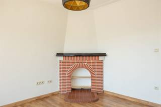 <p><span>Op zoek naar een verzorgd appartement waar je meteen je meubels kunt neerzetten? Dan zit je hier goed. Dit instapklare appartement combineert een aangename leefruimte, een ruime slaapkamer, een westgericht terras en een rustige ligging in het gegeerde Deurne-Zuid. Het Rivierenhof ligt op enkele straten wandelen en winkels, openbaar vervoer en invalswegen bevinden zich vlakbij.</span></p><p><span> </span></p><p><span>Licht, karakter en een fijn uitzicht</span></p><p><span>Via de inkomhal met plaats voor vestiaire stap je de leefruimte binnen. Dankzij de vele ramen en de ligging op de tweede verdieping geniet je hier van een open gevoel en veel natuurlijk licht. De leefruimte van ca. 22 m² biedt meer dan voldoende plaats voor een comfortabele zithoek en een volwaardige eetplaats. De authentieke schouw en sierlijsten geven de ruimte extra karakter, terwijl de laminaatvloer voor een warme uitstraling zorgt.<br />Aansluitend bevindt zich de aparte keuken. Die is praktisch ingericht met een gasfornuis, inox spoelbak, vaatwasser en voldoende kastruimte. Het houten werkblad en de donkere kastjes zorgen voor een tijdloze uitstraling. Vanuit de keuken heb je rechtstreeks toegang tot het terras.<br /><br /></span></p><p><span>Genieten van het buitenleven</span></p><p><span>Een fijne extra is het overdekte terras van 4 m² aan de westzijde van het gebouw. Dankzij de oriëntatie geniet je hier van de middag- en avondzon. Het open zicht op de achterliggende tuinen zorgt voor een aangenaam groen gevoel. Met een tafeltje, een paar stoelen en wat planten maak je hier moeiteloos een gezellige buitenplek van.<br /><br /></span></p><p><span>Ruime slaapkamer en comfortabele badkamer</span></p><p><span>Via de hal bereik je de slaapkamer van ca.17 m². De handige indeling voorziet plaats voor een dubbel bed, een grote kleerkast en eventueel een bureau. Ook hier geniet je van een open zicht en veel daglicht.<br />De badkamer is volledig betegeld en uitgerust met zowel een douchecabine als een ligbad, een lavabomeubel met spiegelkast en verlichting en een handdoekradiator. Daarnaast beschikt het appartement over een ruim apart toilet met lavabomeubel en aansluiting voor een wasmachine.<br />Op het gelijkvloers heb je bovendien nog een handige private berging, ideaal voor spullen die je niet dagelijks nodig hebt.<br /><br /></span></p><p><span>Groen om de hoek, alles dichtbij</span></p><p><span>Op slechts enkele straten van het prachtige Rivierenhof woon je hier op een locatie die het dagelijkse leven bijzonder comfortabel maakt. Voor boodschappen heb je de keuze uit Colruyt, Lidl en Delhaize vlakbij. Ook openbaar vervoer en Velo-stations bevinden zich in de buurt, zodat je snel in Antwerpen centrum geraakt. Met de wagen zit je bovendien in enkele minuten op de autostrade, ideaal voor wie zich regelmatig buiten de stad verplaatst. Ook Park Groot Schijn ligt niet veraf voor wie graag wandelt, sport of van wat extra groen geniet.</span></p><p><span> </span></p>
