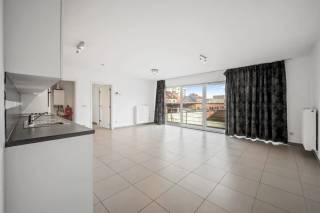 Dit prachtig en hoogwaardig afgewerkt, recent appartement met 2 slaapkamers is gelegen nabij het centrum van Tienen. Het appartement bevindt zich op de tweede verdieping en is bereikbaar via een ruime moderne lift. U komt binnen in de grote living met open keuken (34m²). Via een dubbel schuifraam komt u op het terras. Naast de keuken bevindt zich een berging/wasplaats. Het appartement beschikt over 2 slaapkamers en één badkamer met WC, modern lavabomeubel en een ruim hoek-ligbad. Ondergronds bevindt zich eveneens een privé-autostaanplaats met aansluitende kelderberging. Alle nutsvoorziening zijn individueel. Het appartement is volledig geïsoleerd. Gemeenschappelijke kosten bedragen € 165/maand. Voor meer info en/of een bezichtiging, contacteer ons via mail!<br />