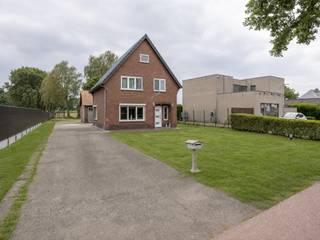 Ben je op zoek naar een vrijstaande op te frissen gezinswoning op een riant perceel? Dan is dit pand op een perceel van 14are 53ca precies wat je zoekt! <br />De woning is van het bouwjaar 1962, maar in 2022 werden reeds enkele belangrijke zaken aangepakt waaronder: dak vernieuwd en geïsoleerd, elektriciteit conform gemaakt, verwarming op gas geïnstalleerd, geverfd en voorziening voor zonnepanelen. Na 2000 werden ook de ramen reeds vernieuwd. <br /><br />LIGGING: <br />De woning is gelegen in Wijchmaal, dichtbij belangrijke voorzieningen zoals winkels, scholen, openbaar vervoer. Ideaal voor wie op zoek is naar een combinatie van rust en bereikbaarheid. De woning is landelijk gelegen waardoor je achter op het groen uitkijkt. <br /><br />INDELING: <br />Gelijkvloerse verdieping:<br />- Inkomhal<br />- Ruime leefruimte<br />- Keuken <br />- Wasplaats<br />- Apart toilet<br />- Buitenberging<br />- Garages<br />- Stal<br /><br />Verdieping: <br />- 3 ruime slaapkamers <br />- Overloop<br />- Badkamer<br /><br />Kelder/Zolder: <br />De woning beschikt over een voorraadkelder, toegankelijk via de keuken. Daarnaast is er ook een zolder aanwezig in het hoofdgebouw, waarvan de toegangstrap recent vernieuwd werd. <br /><br />Tuin/Terras:<br />Grote tuin met aparte garage en achterliggende stal. <br /><br />EXTRA TROEVEN:<br />+ Elektriciteit conform (2048)<br />+ Zicht op weides <br />+ Geen renovatieplicht<br />+ Dak recent vernieuwd<br /><br />INTERESSE:<br />Wil je deze woning graag bezichtigen of wens je meer informatie? Neem contact met ons op en we helpen je dichtblij verder!