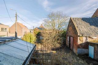 <p><span>AMOUGIES – Bent u op zoek naar een dubbele woning met enorm renovatie- en investeringspotentieel? </span></p><p><span>Misschien is dit pand dan wel iets voor u! </span></p><p><span> </span></p><p><span>De belangrijkste kenmerken in een notendop: </span></p><ul><li><span>Gelegen in de dorpskern van Amougies</span></li><li><span>Centraal tussen Ronse, Avelgem en Kluisbergen</span></li><li><span>Vlakbij fiets- en wandelwegen van het Kluisbos</span></li><li><span>Uitermate geschikt voor combi met vrij beroep</span></li><li><span>Twee aparte huisnummers </span></li><li><span>Authentieke elementen: hoge plafonds, schouwen, mozaïektegels,...</span></li><li><span>Grote ruimtes </span></li><li><span>Zolder en kelder aanwezig</span></li><li><span>Ommuurde tuin en groot atelier</span></li><li><span>Richtprijs: €298.000</span></li></ul><p><span>Zo ziet het pand eruit: </span></p><p><span>Dit pand met haar uniek façade werd gebouwd tussen 1919 en 1930 en ligt in de dorpskern van Amougies, vlakbij wandel- en fietspaden en het Kluisbos. Het heeft actueel twee huisnummers en het is opgebouwd als twee apart te betrekken woningen. De woning met adres Place d'Amougies bestaat uit een riante inkom en een zeer ruime leefruimte. Op het het gelijkvloers vinden we verder nog twee leefruimtes, een keuken en een badkamer met de toegang naar de ommuurde tuin. Op de verdieping twee grote slaapkamers en één kleinere. Verder een zeer grote zolder met potentieel tot extra kamers. De woning op het adres rue des Croissons bestaat uit een ruime leefruimte, een eetplaats en een keuken op het gelijkvloers. Op de verdieping twee slaapkamers en eveneens een zeer ruime zolder. Beide woningen beschikken over een kelder. In de ommuurde tuin staat er een atelier. Het pand is uitermate geschikt als grote gezinswoning, als combi gezinswoning met vrij beroep en heeft ook potentieel als meergezinswoning.</span></p><p><span> </span></p>
