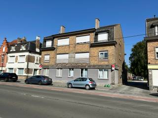Appartementsgebouw met garages te koop met super rendement.Deze blok bestaat uit 7 appartementen en 5 garages. Elk appartement is apart verhuurd met...