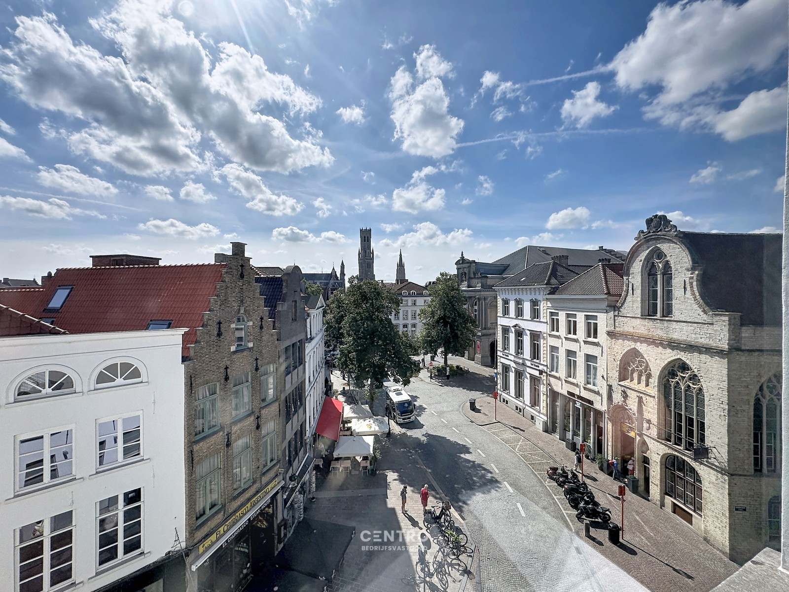 Authentiek &amp; volledig gerenoveerd (°2000) hoekpand (5 verdiepingen, lift aanwezig) in het historisch en toeristisch centrum, met 3 private parkeerplaatsen op het terrein. - foto 2