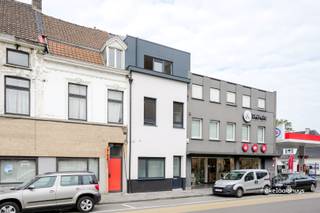 Deze gunstig gelegen woning met een bewoonbare oppervlakte van 140 m² bevindt zich in het centrum van Mariakerke.<br /><br />Via de inkomhal betreden we de woning. Op het gelijkvloers bevindt zich een berging en een badkamer uitgerust met een douche, wastafel, toilet en aansluiting voor een wasmachine.<br /><br />Verder komen we in de ruime en lichtrijke leefruimte met open keuken. De keuken is voorzien van de nodige toestellen en beschikt over voldoende opbergruimte. Via het schuifraam in de keuken heeft u toegang tot de gezellige koer.<br /><br />Op de eerste verdieping bevinden zich twee ruime slpks. Daarnaast is er een apart toilet aanwezig.<br /><br />Op de tweede verdieping zijn er nog eens twee slpks. De zolderverdieping is bereikbaar via een uitschuifbare trap.<br /><br />De woning geniet van een uitstekende ligging, op wandelafstand van supermarkten, een apotheek, fitness, bakker en het natuurgebied De Bourgoyen. Bovendien is er een vlotte verbinding naar het centrum van Gent en de belangrijkste invalswegen.
