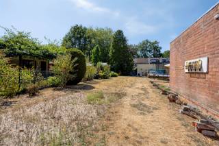 <p>Bouwgrond van 379 m² met zuidwestelijke oriëntatie in Brasschaat</p><p> </p><p>Op een aangename locatie in Brasschaat bevindt zich deze bouwgrond van 379 m², gelegen aan de Wipstraat 58, 2930 Brasschaat. Het perceel heeft een breedte van circa 7 meter, een diepte van circa 64 meter en geniet achteraan van een gunstige zuidwestelijke oriëntatie.</p><p> </p><p>De grond is gelegen in woongebied en maakt deel uit van een goedgekeurde verkaveling. Het perceel is bestemd voor gesloten bebouwing. Dankzij de mooie perceeldiepte en de zonnige oriëntatie biedt deze bouwgrond interessante mogelijkheden voor wie zijn eigen woning volledig naar wens wil realiseren.</p><p> </p><p>Ook op het vlak van watergevoeligheid scoort het perceel gunstig: het is niet gelegen in een risicozone voor overstromingen en beschikt over een P-score A.</p><p> </p><p>Bouwvoorschriften en verdere stedenbouwkundige informatie zijn beschikbaar op aanvraag.</p>