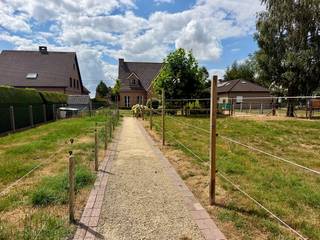 Op zoek naar een landelijke woning waar comfort, ruimte en natuur harmonieus samenkomen?<br />Deze prachtige villa met weides, vijf stallen en garage verdient absoluut uw bezoek. U betreedt de woning via een uitnodigende inkomhal die uitkomt in een uitzonderlijk ruime, lichtrijke leefruimte, waar grote raampartijen zorgen voor een open en warme sfeer en naadloos doorvloeien naar de keuken.<br /><br />Aansluitend bevindt zich een praktische berging/wasplaats met aansluitingen voor wasmachine en droogkast. Op het gelijkvloers is er bovendien een extra kamer, momenteel ingericht als bureau, maar perfect inzetbaar als slaapkamer of hobbyruimte.<br />Op de eerste verdieping zijn er op heden twee zeer ruime slaapkamers, een kinderkamer, een badkamer, een riante dressing, extra bergruimte en toegang tot een grote zolder.<br /><br />Buiten ontvouwt zich een fijne leefomgeving met een grote en een kleinere weide, vijf stallen en een royale tuin waar een recent aangeplante haag voor aangename privacy zorgt. De doorlopende oprit loopt langs de woning tot aan de weides, bijzonder handig voor het laden van dieren, hooi of stro, terwijl de ruime oprit voor de woning en de elektrische poort een vlotte en veilige toegang bieden.<br />De garage biedt plaats aan één wagen en extra bergruimte. Tot slot zorgen zonnepanelen en warmtepompen voor een energiezuinige toets. Deze villa verenigt het beste van landelijk wonen met hedendaags comfort en is helemaal klaar voor haar nieuwe bewoners.