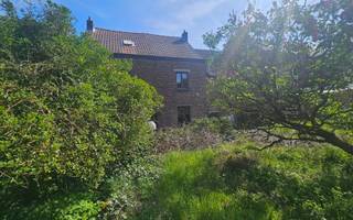 Immo Pické biedt U deze goed gelegen en volledig te renoveren woning aan met grote tuin in de onmiddellijke nabijheid van winkels, scholen, openbaar vervoer en de belangrijkste verbindingswegen.<br />Deze woning bestaat op het gelijkvloers uit 3 open ruimtes met een vaste trap naar de eerste verdieping. Op de eerste verdieping vinden we dezelfde 3 ruimtes terug met een vaste trap naar de zolder die inrichtbaar is. Verder beschikt de woning over een kelder en een grote tuin.