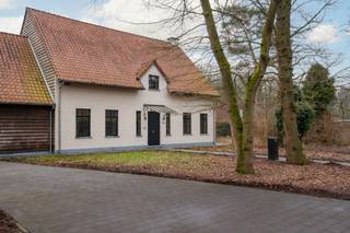 Deze woning is gelegen in de Sionkloosterlaan aan het fort van Brasschaat in een zeer rustige en bosrijke omgeving. De woning werd in 2024...