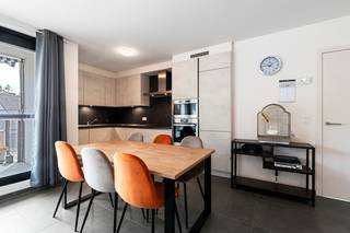 <p>Dit moderne en instapklare éénslaapkamerappartement is gelegen in Sleidinge, op wandelafstand van winkels, openbaar vervoer en andere dagelijkse voorzieningen.</p><p>Dankzij het bouwjaar 2022 geniet je hier van hedendaags wooncomfort en een uitstekende energiezuinigheid.</p><p> </p><p>Het appartement beschikt over een<strong> </strong>lichtrijke leefruimte met een volledig ingerichte open keuken. Vanuit de leefruimte heb je rechtstreeks toegang tot het aangename terras. Verder omvat het appartement een ruime slaapkamer, een moderne badkamer met dubbele wastafel en inloopdouche, een afzonderlijk toilet en een praktische berging/wasplaats.</p><p>Tot slot beschikt het appartement over een ondergrondse privatieve autostaanplaats en twee privatieve kelderbergingen.</p><p> </p><p>Het appartement is momenteel verhuurd, wat deze eigendom eveneens bijzonder interessant maakt als investering. De woning biedt dankzij het recente bouwjaar, het EPC-label A en de energiezuinige voorzieningen een aantrekkelijk en zorgeloos investeringspotentieel.</p><p> </p><p>Interesse om dit appartement te bezichtigen?<br />Plan nu uw afspraak in op het nummer 0499/84.71.00 of via chabelli@vastgoeddevos.be.</p>