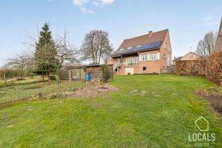 Zeer ruime woning met een rustige ligging en een prachtig groen verzicht in een doodlopende straat te Aspelare (Ninove)Binnenin geniet u van een...