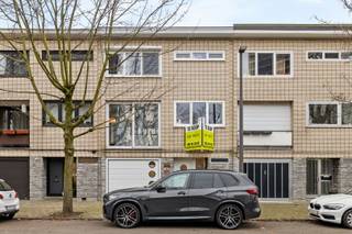 In de Willem Van Haechtlaan 11 te Antwerpen (Linkeroever) bevindt zich deze bel-etagewoning op een centrale maar rustige locatie. Hier woon je in...