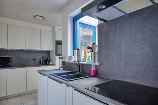 Brugge CENTRUM, nabij ’t ZAND en VESTINGEN    I<u><strong>NSTAPKLAAR energiezuinig WOONHUIS</strong></u> met koertje en  3 slaapkamers.<br />Alle winkels, scholen, openbaar vervoer en station in de buurt <br />Gelijkvloers met inkom met gastentoilet, living , ingerichte recent vernieuwde  keuken ( vaatwasser, elektro keramische kookplaat, combi, oven-microgolfoven, grote frigo), wasruimte met aansluiting voor wasmachine, koertje.<br />Op de 1 é Verdieping : 1 mooie slaapkamer, badkamer met ligbad en douchestaaf en lavabo, apart toilet op de overloop, 2 é slaapkamer/bureau/dressing.<br />Op de dakverdieping: 1 ruime lichtrijke slaapkamer.<br />Alle nutsvoorzieningen aanwezig.  Aluminium ramen met Dubbel glas, ingebouwde horren, Centrale verwarming met slimme thermostatische radiatorknoppen, condensatieketel, geïsoleerd dak, Internet aanwezig.  Juist VERHUIZEN !<br /><br />Ideaal voor gezin, voor koppel of alleenstaande,  ideaal voor studenten, ideaal voor starters of investeerders.<br /> 