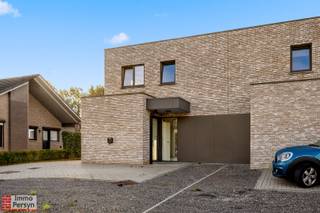 Op zoek naar een stijlvolle, lichtrijke en uiterst energiezuinige woning? Deze recent gebouwde halfopen bebouwing combineert strakke architectuur met een hoogwaardige afwerking en optimaal wooncomfort. <br /><br /><u><strong>Indeling:</strong></u><br /><br /><strong><u>Gelijkvloers:</u></strong> inkomhal, apart toilet, leefruimte, eetkamer, keuken, berging<br /><u><strong>1e verdieping:</strong></u> nachthal, apart toilet, badkamer, 3 slaapkamers<br /><u><strong>exterieur:</strong></u> terras, omheinde tuin, garage<br /><br />Is jouw interesse gewekt?<br />'Stel je kandidaat' <br /><br />Neem contact op met verhuur@immopersyn.be of 013 44 40 08 voor een afspraak.<br />