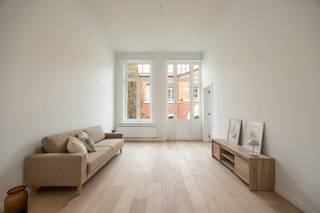 <p><span><span>Vivre avec du charme, de la classe et une touche de grandeur</span></span></p><p><span><span>Un bâtiment qui ne se contente pas d'être vu, mais qui a un air d'architecture. Ici, la façade respire l'art nouveau, on entre dans un hall authentique, on a de hauts plafonds. Une maison avec une histoire et une histoire, et ce dans un cadre moderne.</span></span></p><p><span><span>Bienvenue dans le quartier bien-aimé de Markgrave, un quartier vivant de standing où joyaux architecturaux, vie citadine et tranquillité vont de pair. Les parcs sont au coin de la rue, le restaurant le plus branché de 2025, Cobrahouse, est votre nouveau point de chute et l'une des meilleures boulangeries d'Anvers, Domestic, est accessible à pied. Tout cela, combiné à une excellente accessibilité, est un mariage parfait.</span></span></p><p><span><span>Pourquoi vous voudrez vivre ici</span></span></p><ul><li><span><span>Architecture élégante et bâtiment entièrement rénové (conçu par Jules Dries en 1910)</span></span></li><li><span><span>Beaucoup de lumière et de belles hauteurs de plafond</span></span></li><li><span><span>Terrasse et balcon donnant sur le parc</span></span></li><li><span><span>Deux chambres de taille normale avec une agréable sensation d'espace</span></span></li><li><span><span>Situation centrale</span></span></li><li><span><span>Prêt à emménager</span></span></li></ul><p><span><span>Au premier étage de l'immeuble se trouve l'appartement de deux chambres à coucher. Un bel espace de vie avec accès au balcon donnant sur la rue. La salle à manger est une extension de l'espace de vie et peut être séparée par une double porte. Une cuisine ouverte, équipée de tous les appareils électroménagers (Miele - Samsung), avec accès à la terrasse arrière donnant sur la verdure. Dans le huitième hall, il y a des toilettes pour les invités et une pièce de rangement avec un branchement pour la machine à laver et le sèche-linge.</span></span></p><p><span><span>La chambre principale dispose d'un dressing et d'une salle de bains à l'arrière. La<sup>2ème</sup> pièce se trouve à l'avant de l'appartement et est parfaite comme pièce de loisir, chambre d'amis ou bureau.</span></span></p><p><span><span>Intéressé(e) ? N'attendez pas trop longtemps et prenez rendez-vous à </span></span><span><span>www.sinjoor.be</span></span><span><span> ou au 03 283 05 00.</span></span></p>