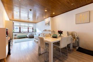 Hecht u veel belang aan gezellig wonen, een warme sfeer en een aangename tuin? Dan laten wij u graag kennismaken met dit charmante gelijkvloers 1-slaapkamerappartement met extra multifunctionele kamer, gelegen in de Antoon Van den Bosschelaan 73.<br /><br />Indeling<br /><br />U betreedt het appartement via een centrale inkomhal die toegang geeft tot de lichtrijke en gezellige woonkamer. De ruimte straalt warmte en sfeer uit en vormt het hart van dit appartement.<br /><br />De keuken is praktisch ingericht en ligt aangenaam naast de woonkamer, ideaal voor een vlotte interactie tijdens het koken. Verder beschikt het appartement over één comfortabele slaapkamer en een extra multifunctionele kamer die u volledig naar wens kan invullen: bureau, dressing, hobbyruimte of logeerkamer. De badkamer is uitgerust met een douche en alle nodige voorzieningen.<br /><br />Tuin<br /><br />Een absolute troef is de zonnige tuin van maar liefst 90 m², voorzien van een gezellig terras en een handig tuinhuis. Hier geniet u in alle rust van buitenleven en groen. Ook de voortuin is verzorgd aangelegd en geeft het geheel een uitnodigende uitstraling.<br /><br />Praktisch<br />- EPC-score D<br />- Zeer lage gemeenschappelijke kosten<br />- Gas en elektriciteit individueel<br />- Dak geïsoleerd! <br /><br />Dit appartement combineert een warme, gezellige sfeer met extra ruimte en een prachtige tuin. Interesse? Plan vandaag nog uw bezoek met One vastgoed op het nummer 03 360 85 30!