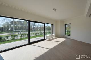 Gelegen in de Anemonenlaan, op korte afstand van het strand van Duinbergen, bevindt zich deze charmante koppelwoning met praktische indeling...