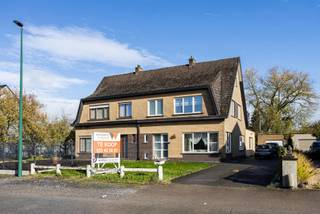 Deze indrukwekkende woning heeft een royale bewoonbare oppervlakte van 222 m², wat ze tot een ideale keuze maakt voor gezinnen die op zoek zijn...