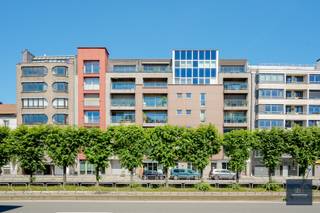 Dit ruim en instapklaar appartement opgeleverd in 2013 is gelegen in de mooie residentie SERVAES. Het appartement bevindt zich op het 6de verdiep links (zicht op het gebouw) en kijkt uit over het groene Gent/Drongen langs de voorzijde en het stadscentrum langs de achterzijde. Binnen is dit appartement voorzien van een gezellige en lichtrijke iving (parket) met zithoek en eetplaats. Deze living gaat over in de volledig geinstalleerde keuken met alle toestellen. Door de keuken heen komen we in een privéhall met afzondelijk toilet, berging en verder 1ste ruime slaapkamer. Deze kamer heeft ook de toegang tot de badkamer met ligbad, dubbele lavabo en inloopdouche. De 2 de kamer heeft ook een rechtstreekse toegang tot deze zelfde badkamer. Deze huidige badkamer is opsplitsbaar via een glazen wand waardoor op zich elke kamer een badkamer kan hebben. Dit appartement is voorzien van een terras, een ruime kelder B7-8 en een ondergrondse staanplaats P1 die te bereiken is via de autolift. Er is tevens een gemeenschappelijke fietsenberging. Het Epc is uiteraard gunstig, De elektriciteit is conform. <br />Interesse in dit toch wel mooi appartement? mail op alain@makelaarshuys.be of bel op 0468254891