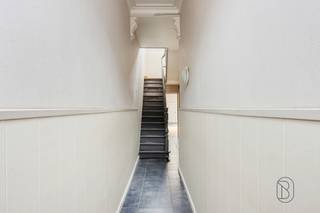 <p>Topgelegen, karaktervolle woning met verrassend veel ruimte!<br />Deze charmante, op te frissen woning biedt alle troeven: een lichtrijke leefruimte, 3 volwaardige slaapkamers en een gezellige stadstuin waar je volledig tot rust komt. Het gelijkvloers verwelkomt je met een sfeervolle zithoek, ruime eetplaats en praktische wasruimte/berging. Op de eerste verdieping vind je een royale slaapkamer en een badkamer met douche en toilet. De tweede verdieping verrast met twee extra slaapkamers. Bovendien beschikt de woning over een zolder en een kelder, ideaal voor extra opslag of toekomstige uitbreidingen.<br /><br />Een buitenkans voor wie op zoek is naar karakter, ruimte én een absolute toplocatie!<br /><br />Meer info op plan je bezoek via denis@immobeguin.be</p>
