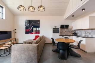 Aan de Ridderstraat in het landelijke Kozen bevindt zich deze bijzondere en volledig vergunde eigendom met drie volwaardige woonentiteiten en een uitzonderlijk wijnhuis. Een uniek geheel met tal van mogelijkheden voor co-housing, kangoeroewonen, meer-generatiewonen of een combinatie van wonen en verhuren.<br /><br />Op het gelijkvloers bevinden zich twee éénslaapkamerappartementen, elk met een eigen keuken, badkamer, leefruimte en privéterras. Op de eerste en tweede verdieping bevindt zich een ruim appartement met drie slaapkamers, keuken, badkamer, leefruimte en dakterras. Dankzij deze indeling kunnen verschillende huishoudens hier comfortabel en zelfstandig wonen, waardoor de eigendom zich uitstekend leent voor een co-housingconcept of kangoeroewoning. Ook een combinatie van eigen bewoning en verhuur behoort tot de mogelijkheden.<br /><br />De absolute blikvanger is het achterliggende wijnhuis. Dit karaktervolle gebouw werd ingericht als sfeervolle plek voor bourgondisch genieten en samenkomen. De gezellige leefruimte met open keuken en authentieke bakoven vormt het hart van het geheel. Een niveau lager bevindt zich een indrukwekkende gemetselde wijnkelder met karaktervolle bogen. Nog een verdieping lager ligt een unieke ruimte met een uitgesproken middeleeuwse sfeer, versterkt door imposante kroonluchters uit de Gentse Sint-Baafskathedraal. Een bijzondere knipoog naar de historische naamgeving van de Ridderstraat.<br /><br />Rondom het wijnhuis zorgen terrassen en druivelaars voor een sfeervolle buitenomgeving. De combinatie van drie woonentiteiten, een uitzonderlijk wijnhuis en de veelzijdige indelingsmogelijkheden maakt deze eigendom bijzonder interessant voor gezinnen, meerdere generaties, samenwonende vrienden of investeerders.<br /><br />De ligging in Kozen, midden in de Haspengouwse bloesemstreek, is een extra troef. Boomgaarden, glooiende landschappen, wandel- en fietsroutes en pittoreske dorpen bevinden zich vlakbij. Dankzij de nabijheid van Hasselt en de goede verbindingen is de eigendom bovendien vlot bereikbaar.<br /><br />Een karaktervolle eigendom met een uniek verhaal en vooral: bijzonder veel mogelijkheden.<br /><br />Voor meer informatie of een bezoek ter plaatse, contacteer uw vastgoedmakelaar Cédric Larbie via 0496 20 59 58 of cedric.larbie@dewaele.com.<br /><br />Bestuursmaatregelen in het maatregelenregister: nee