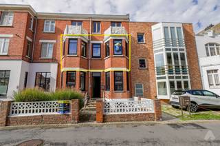 Découvrez cet appartement idéalement situé au premier étage d'un bâtiment unique, à seulement 150 mètres du marché et à distance de marche de la plage. Un emplacement parfait pour profiter de tout ce que la côte a à offrir !<br /><br />L'appartement vous accueille avec un espace de vie lumineux et une cuisine ouverte entièrement équipée, où convivialité et confort sont au rendez-vous. Il dispose également de deux chambres et d'une salle de bains équipée d'une douche, d'un lavabo et d'un toilette.<br /><br />Un atout indéniable est le charmant balcon ensoleillé, où vous pourrez vous détendre et profiter du soleil chaud de l'après-midi.<br /><br />Grâce à son emplacement avantageux et à son agencement pratique, cet appartement est parfaitement adapté comme résidence principale, deuxième maison ou investissement intéressant pour la location de vacances.<br /><br /><strong>Atouts supplémentaires :</strong>
<ul>
<li>Emplacement central à seulement 150 mètres du marché</li>
<li>À distance de marche de la plage</li>
<li>Deux chambres spacieuses</li>
<li>Charmant balcon ensoleillé avec soleil d'après-midi</li>
<li>Nouveaux fenêtres</li>
<li>Installation électrique vérifiée</li>
</ul>
<br />Une occasion en or pour ceux qui recherchent un appartement chaleureux en bord de mer, aussi bien pour un usage personnel que pour la location !