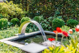 <p><strong>Charmante open bebouwing in Erps-Kwerps, gelegen in een groene en residentiële omgeving nabij openbaar vervoer en het treinstation.</strong><br />Deze woning uit 1997 combineert ruimte, comfort en een rustige ligging in een landelijke villawijk. De lichtrijke woonkamer en de ruime keuken zorgen voor een aangename leefomgeving voor het hele gezin. Met drie volwaardige slaapkamers, een grote tuin van 524 m² en een ruime oprit voor de deur biedt deze woning alles voor comfortabel wonen. Bovendien is de woning asbestvrij en beschikt ze over een EPC-label B, waardoor er geen renovatieverplichting geldt. De nabijheid van scholen, bos en park maken deze woning extra aantrekkelijk.<br /><br /><u><strong>Belangrijkste ruimtes:</strong></u><br />• Ruime woonkamer (56 m²) met veel lichtinval<br />• Keuken (16 m²) met praktische indeling<br />• Drie slaapkamers van 27,6 m², 12 m² en 12 m²<br />• Badkamer (10 m²)<br />• Bijkeuken (6 m²) en berging (3 m²)<br />• Garage (33 m²)<br />• Tuin van 524 m²<br />• Ruime oprit met parkeermogelijkheid voor de woning<br /><br /><u><strong>Troeven:</strong></u><br />• Asbestvrije woning<br />• EPC B dus geen renovatieverplichting<br />• Rustige ligging in groene en residentiële omgeving<br /><br />Meer informatie of een bezoek met Nicolas Geeraerts? Contacteer ons via +3223351115<br />JOUW DROOMHUIS. ZO GEVONDEN!</p>