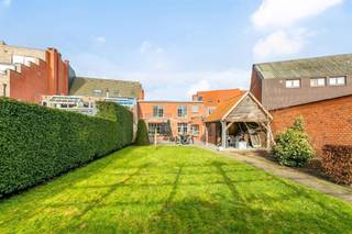 Une belle résidence cachée à Essen. Derrière une façade commerciale se cache cette maison étonnamment calme avec un beau jardin et une entrée...